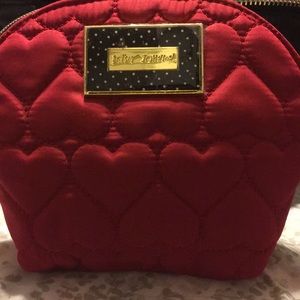 cosmetic bag w/2 eyeshadows brushes & 2 eyeshadows